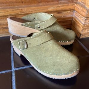 MIA ALMA green/taupe suede wooden clogs